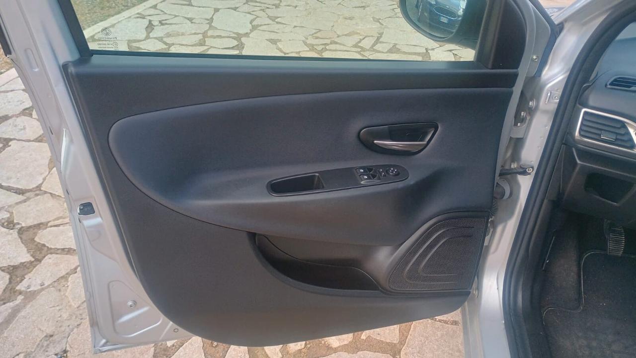 Lancia Ypsilon 1.2 69 CV 5 porte Gold