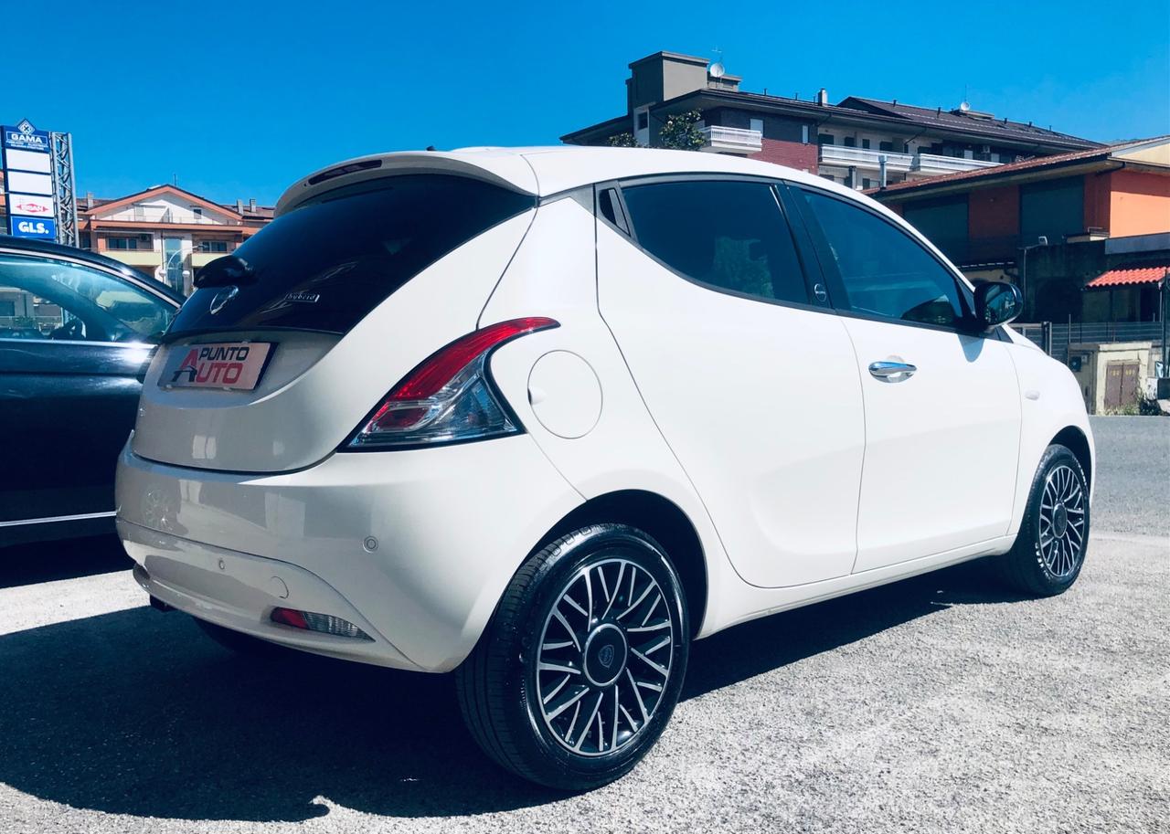 Lancia Ypsilon 1.0 FireFly 5 porte S&S Hybrid Ecochic Gold