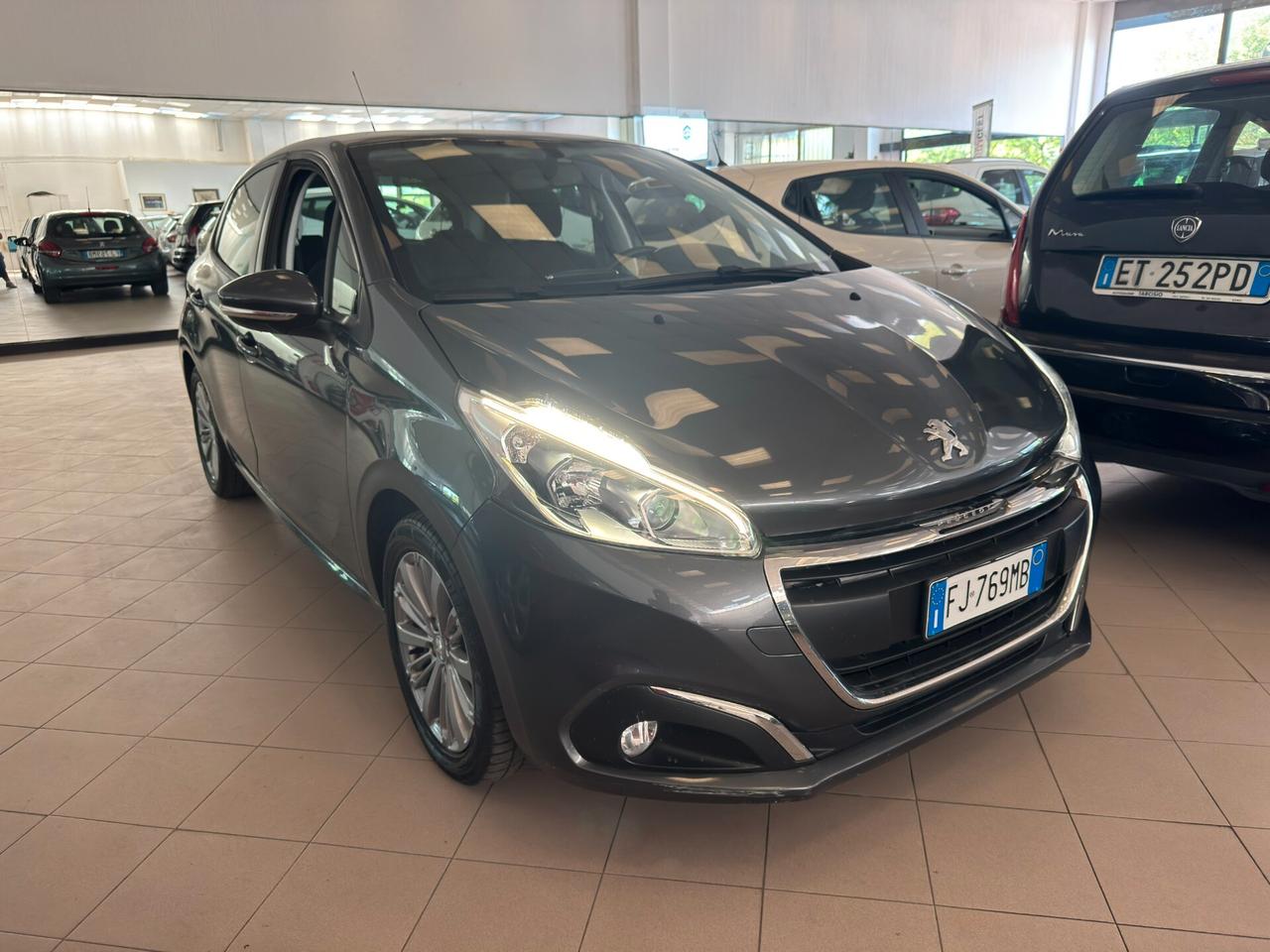 Peugeot 208 PureTech 82 5 porte Allure