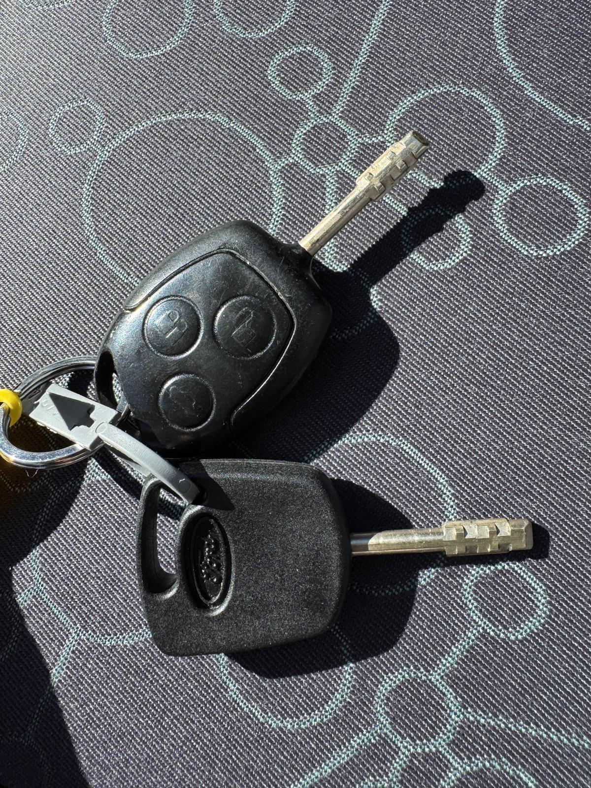 Ford Fiesta 1.2 16V 5p. Ghia km 144000