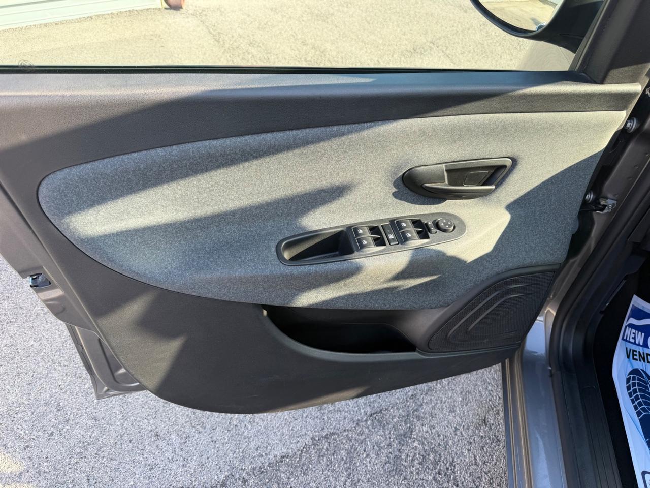 Lancia Ypsilon 1.0 FireFly 5 porte S&S Hybrid Ecochic Silver