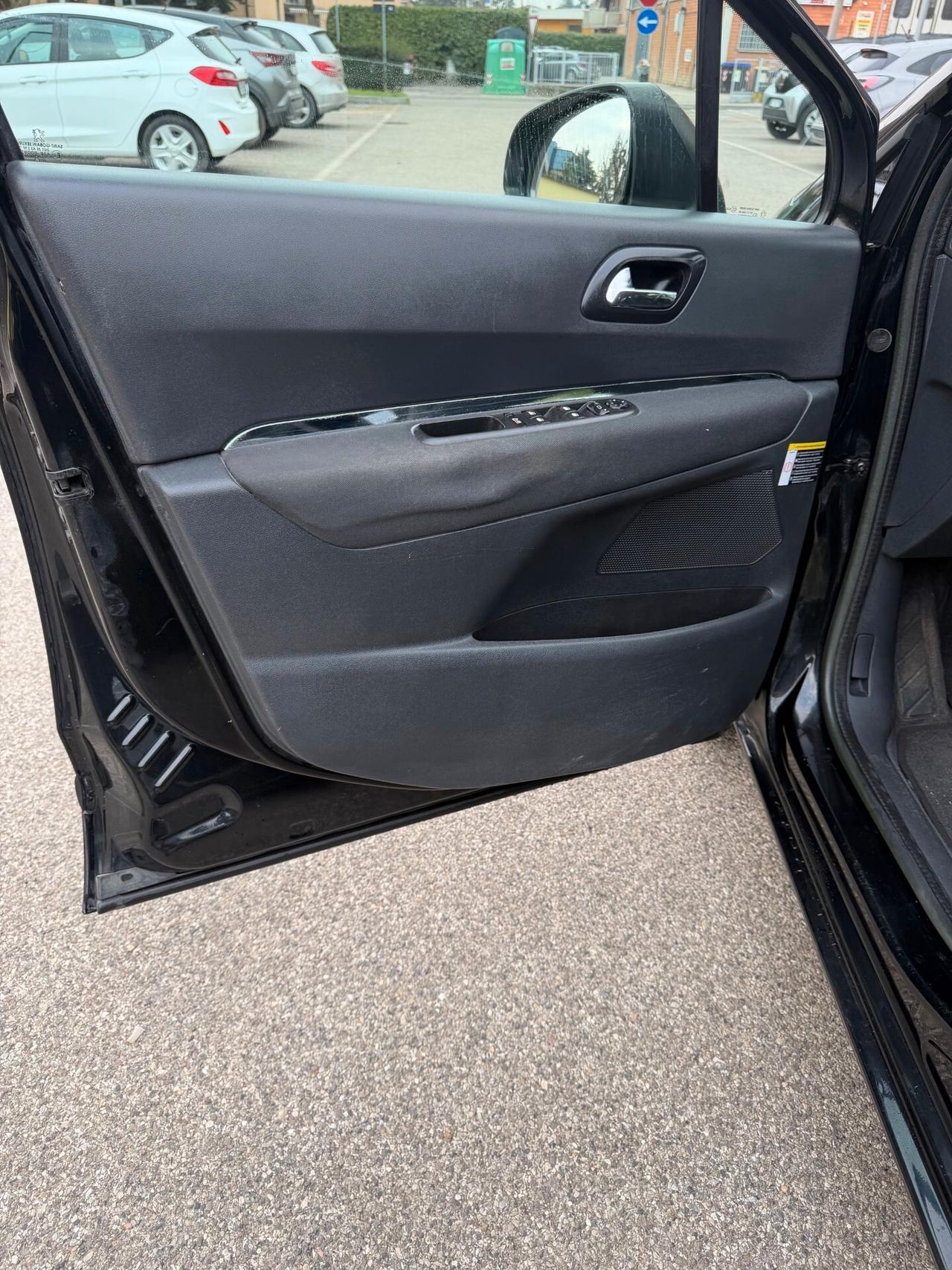 Peugeot 5008 1.6 hdi - NEOP. - 12 MESI DI GARANZIA -