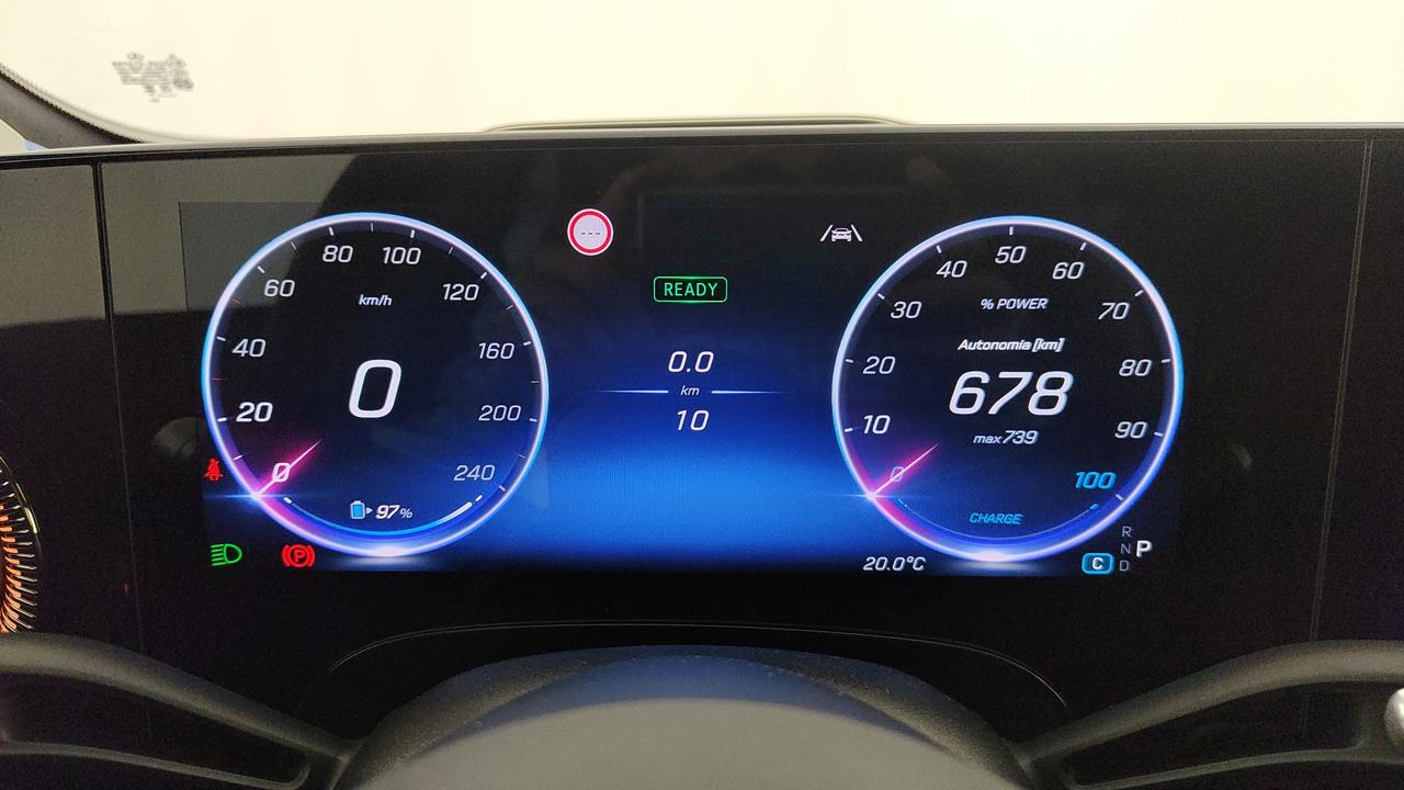 Mercedes-Benz CLA 250+ con tecnologia EQ