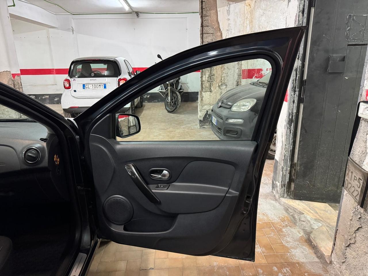 Dacia Sandero 1.0 Laureate NEOPATENTATI – Km Certificati – Garanzia 12 Mesi