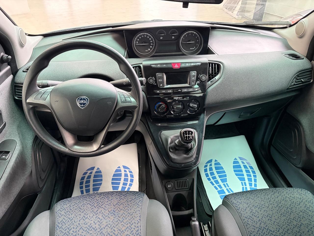 Lancia Ypsilon 1.0 Firefly hybrid silver