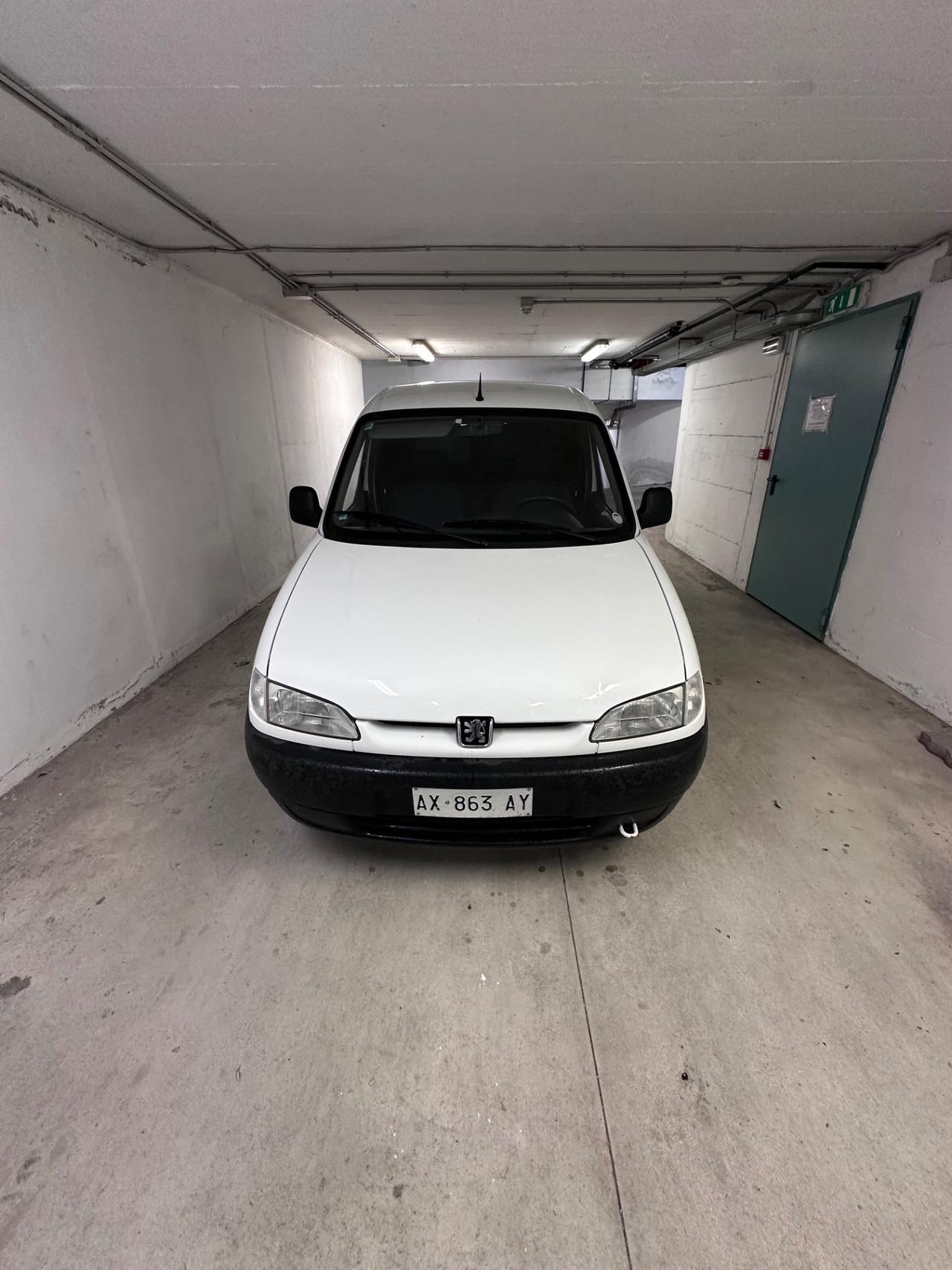 Peugeot Ranch 1.9 Diesel anno 1997 con 180.000 km Vettura utilizzata da un solo locatore, in ordine di tutto ! Furgoncino piccolo dai consumi ridotti Cabina comunicante, In aggiunta 4 cerchi gommati. Verrà consegnata con tagliando preconsegna Si valut