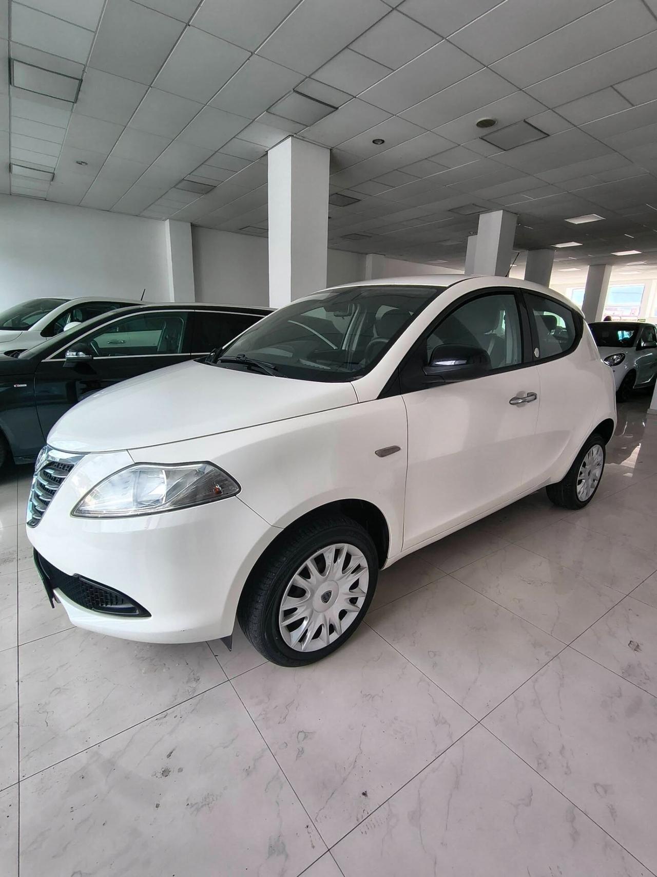 Lancia Ypsilon 0.9 TwinAir 85 CV 5 porte Metano Ecochic Silver
