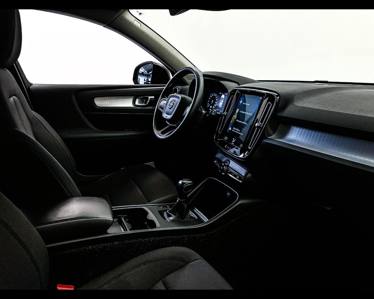 VOLVO - XC40 T3 Momentum Pro
