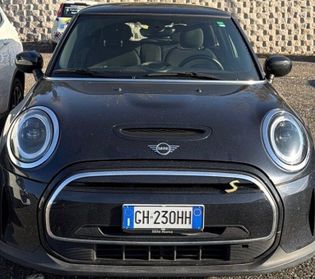 MINI COOPER SE GUARDA LE FOTO
