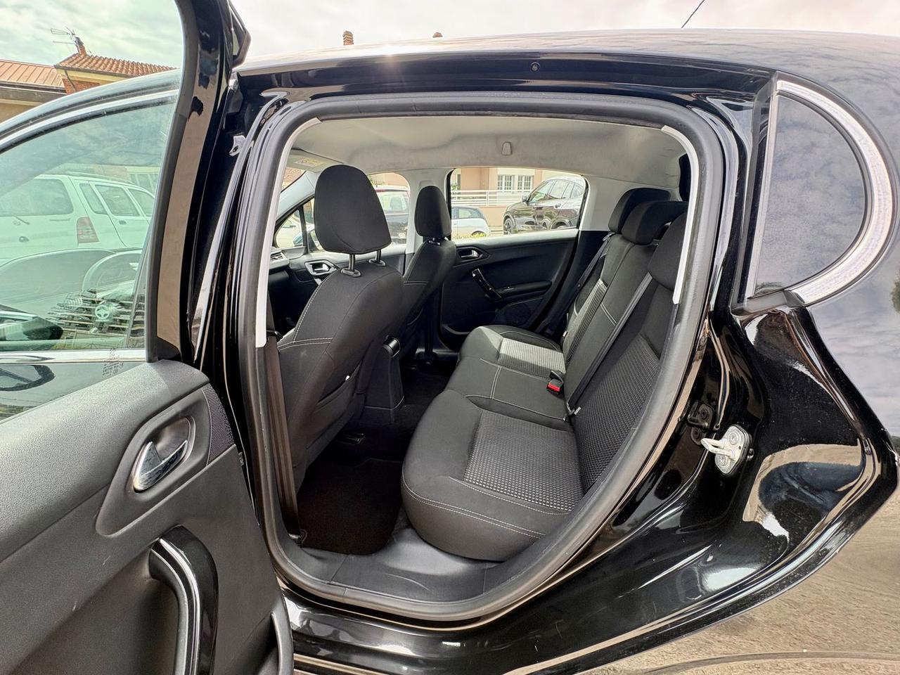 Peugeot 208 Allure 1.6 Blue HDI 75 #10654