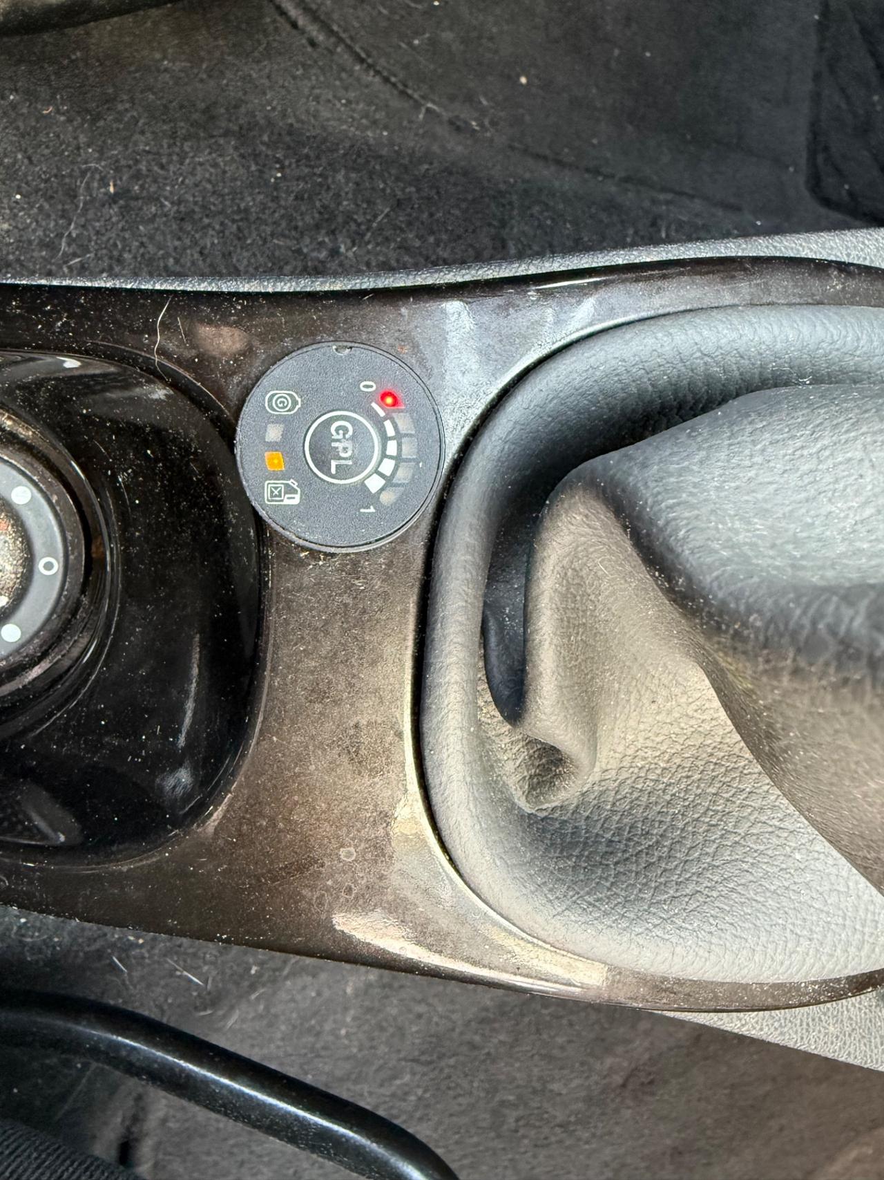 Dacia Duster 1.6 GPL DI SERIE 2032 GANCIO NEOPATENTATU