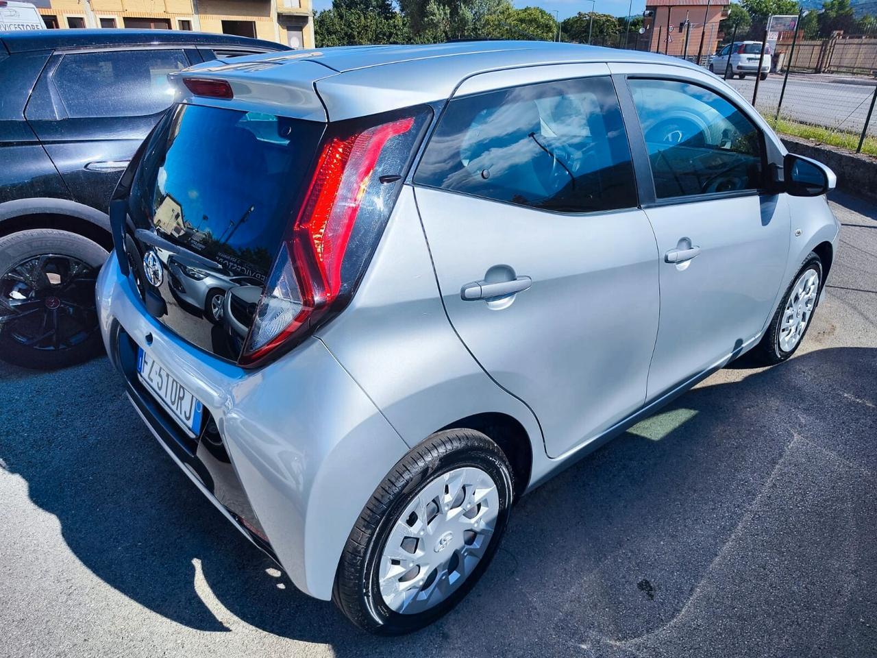 Toyota Aygo Connect 1.0 VVT-i 72 CV 5 porte x-play