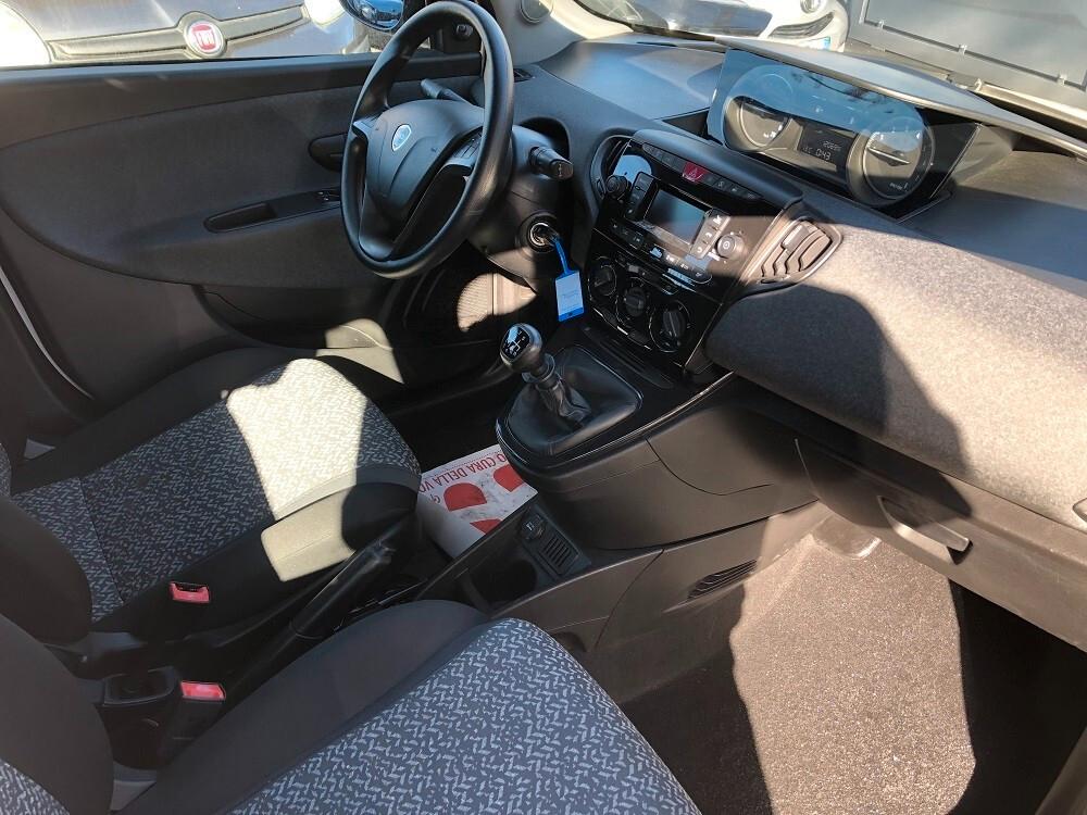 Lancia Ypsilon 1.0 FireFly 5 porte S&S Hybrid Ecochic Silver