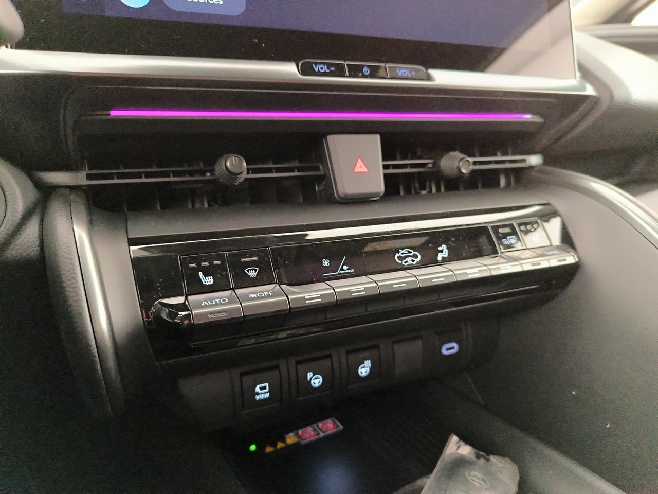 Toyota C-HR 2.0 phev lounge hero fwd e-cvt