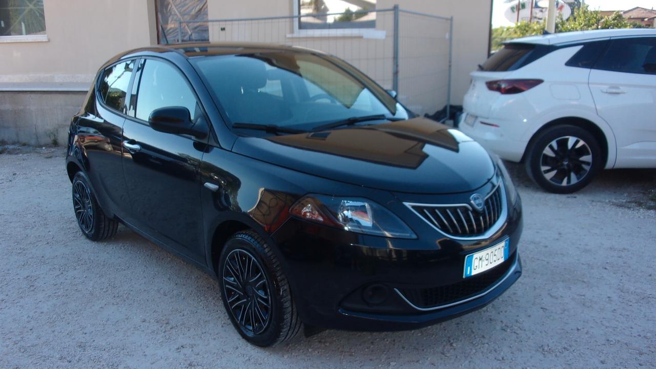 Lancia Ypsilon 1.0 FireFly 5 porte S&S Hybrid Silver