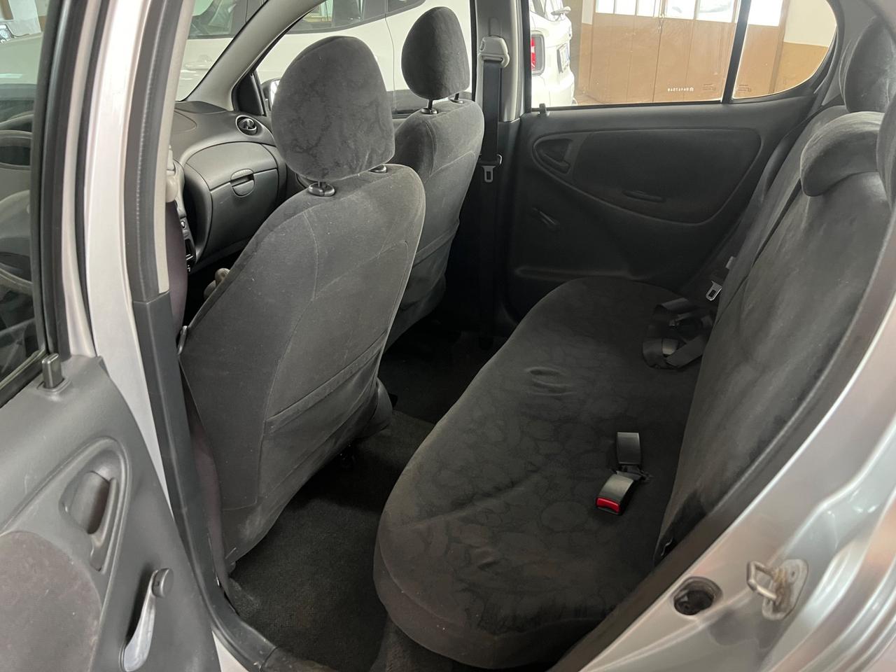 Toyota Yaris 1.0i 16V cat 5 porte