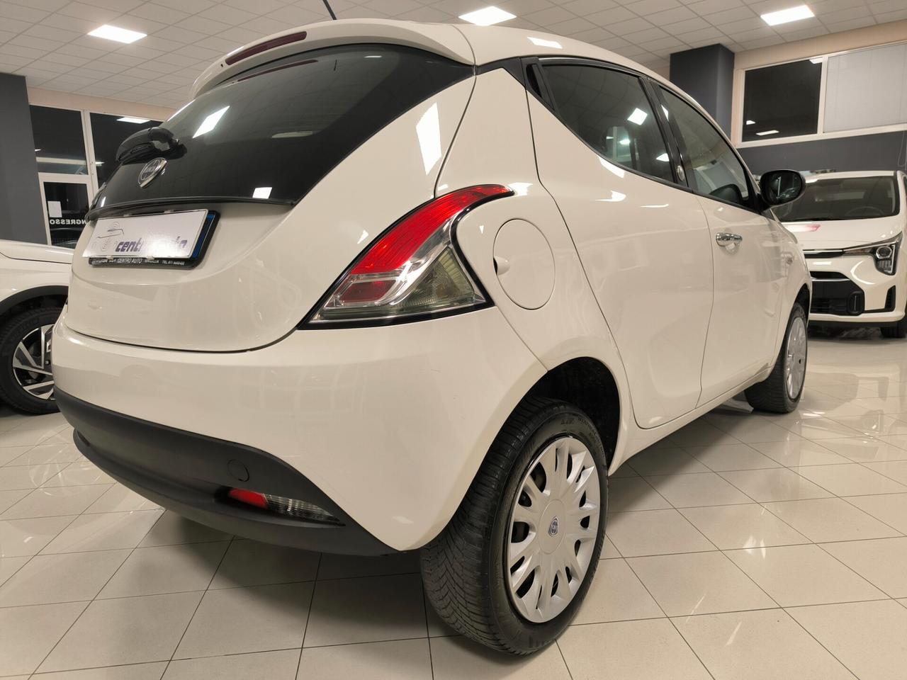 Lancia Ypsilon 0.9 TwinAir 85 CV 5 porte Metano Ecochic Silver