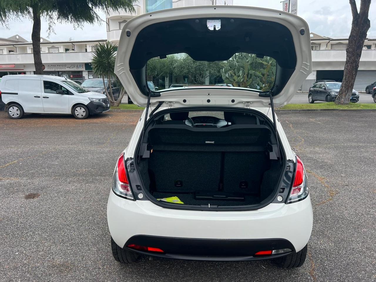 Lancia Ypsilon 1.0 FireFly 5 porte S&S Hybrid Ecochic Silver