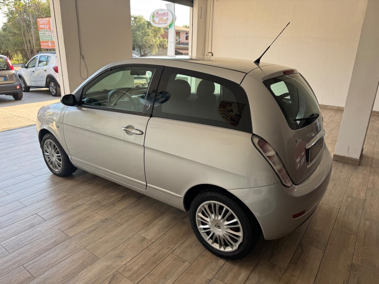 Lancia Ypsilon 1.3 MJT 75 CV Platino