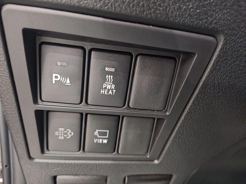 Toyota Hilux 2.8 D-4D A/T 4WD 48V 4 porte Double Cab Invincible
