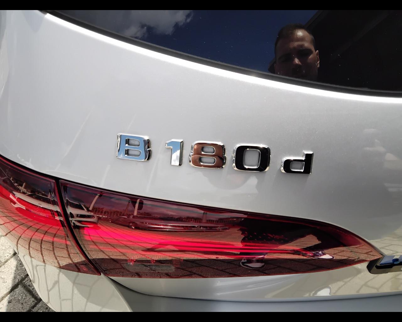 Mercedes-Benz Classe B - W247 2023 - B 180 d AMG Line Premium auto