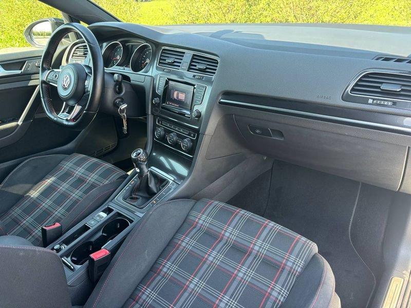 Volkswagen Golf 2.0 TSI 220cv