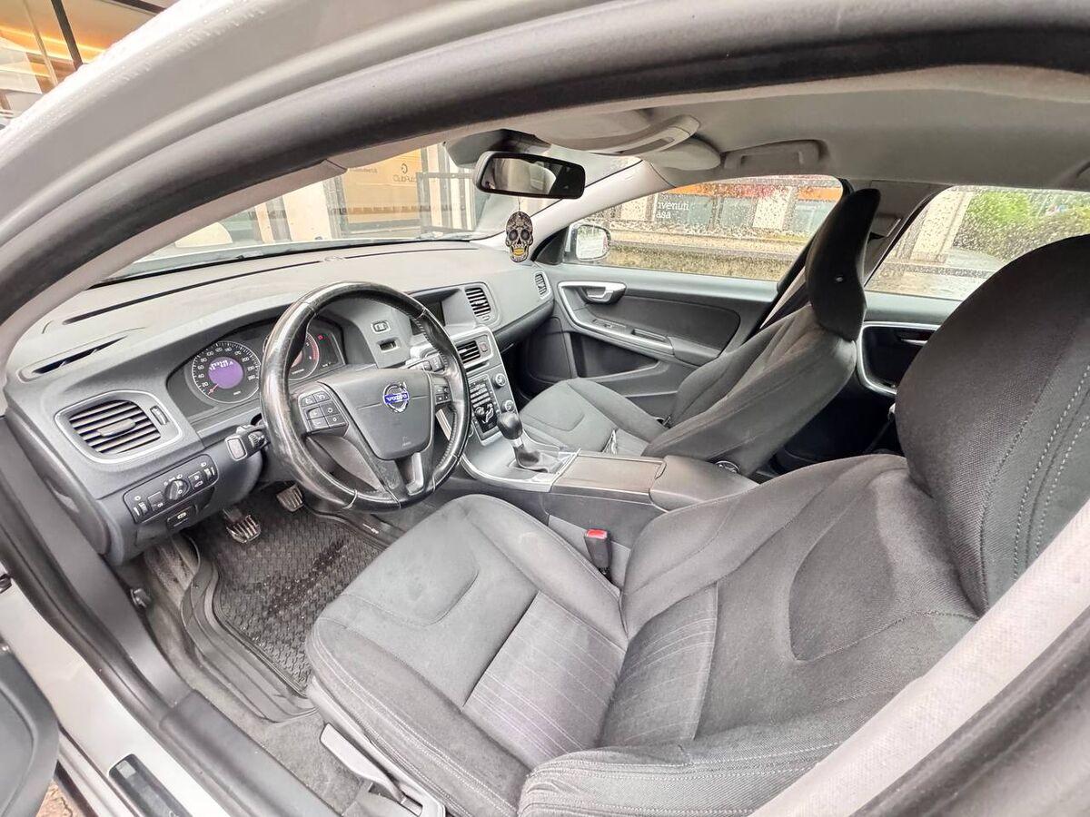 Volvo V60 I 2010 V60 2.0 D3 Summum