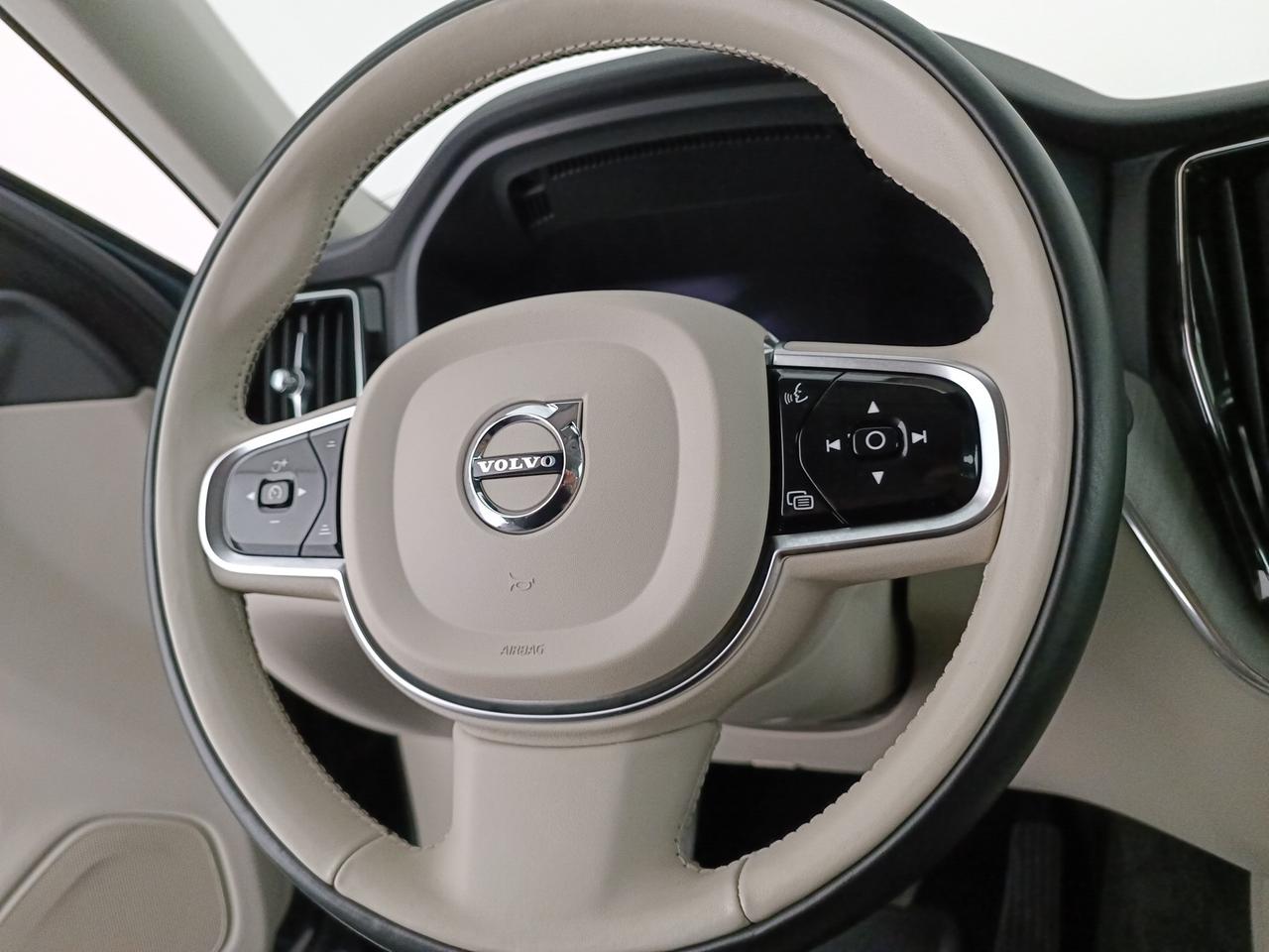 VOLVO XC60 2.0 b5 Plus Dark awd auto