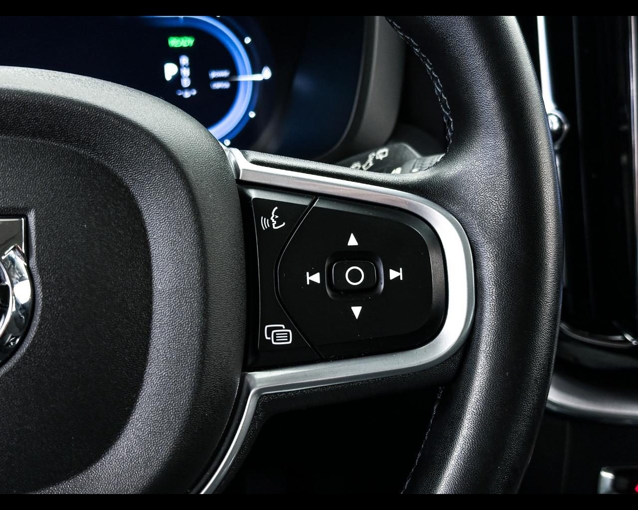 VOLVO XC60 (2017-->) - XC60 T6 Recharge Plug-in Hybrid AWD Inscription Expression