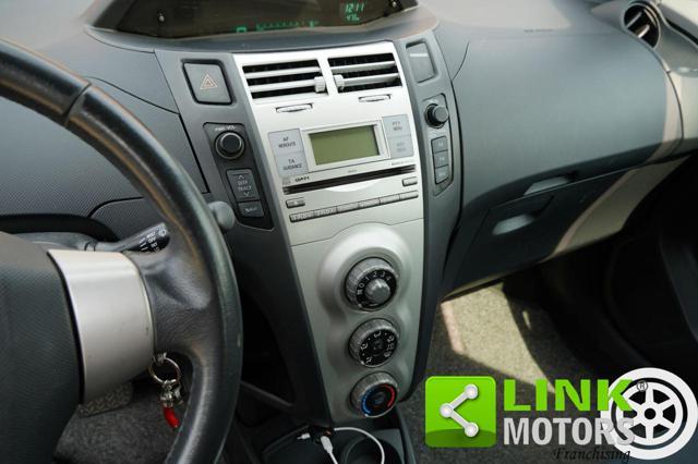 TOYOTA Yaris 1.3 VVTi 87CV - CAMBIO AUTOMATICO - PRENOTATA