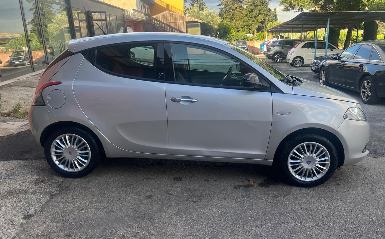Lancia Ypsilon 1.2 69 CV5porte Silver-soloKm47500-