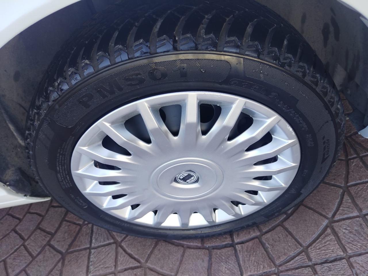 Lancia Ypsilon 1.3 MJT 75 CV Versus