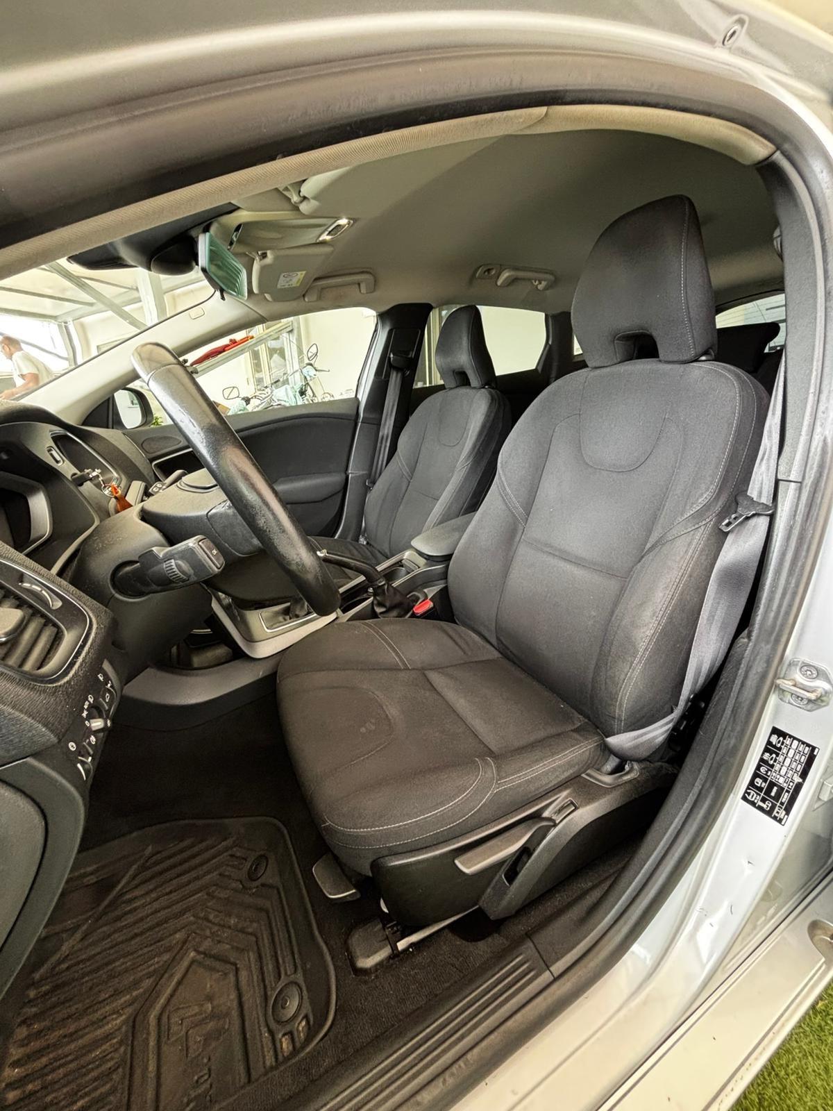 Volvo V40 D2 R-design Momentum