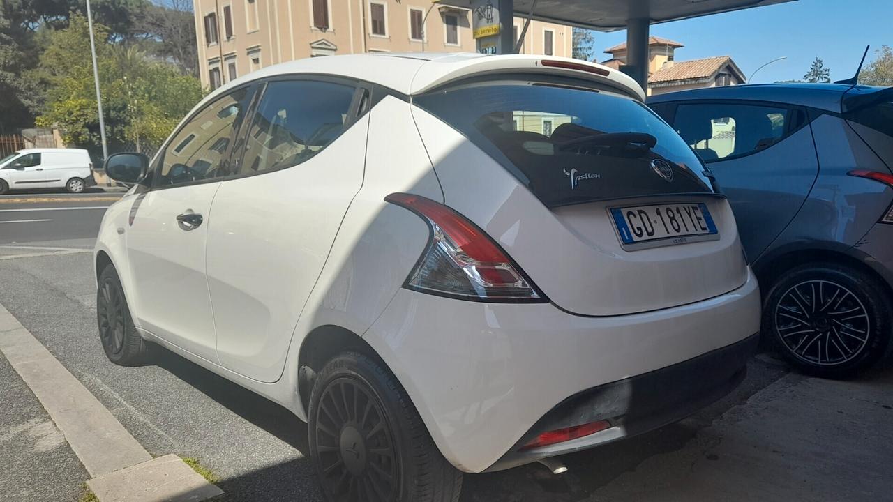 Lancia Ypsilon 1.0 FireFly 5 porte S&S Hybrid Ecochic Silver
