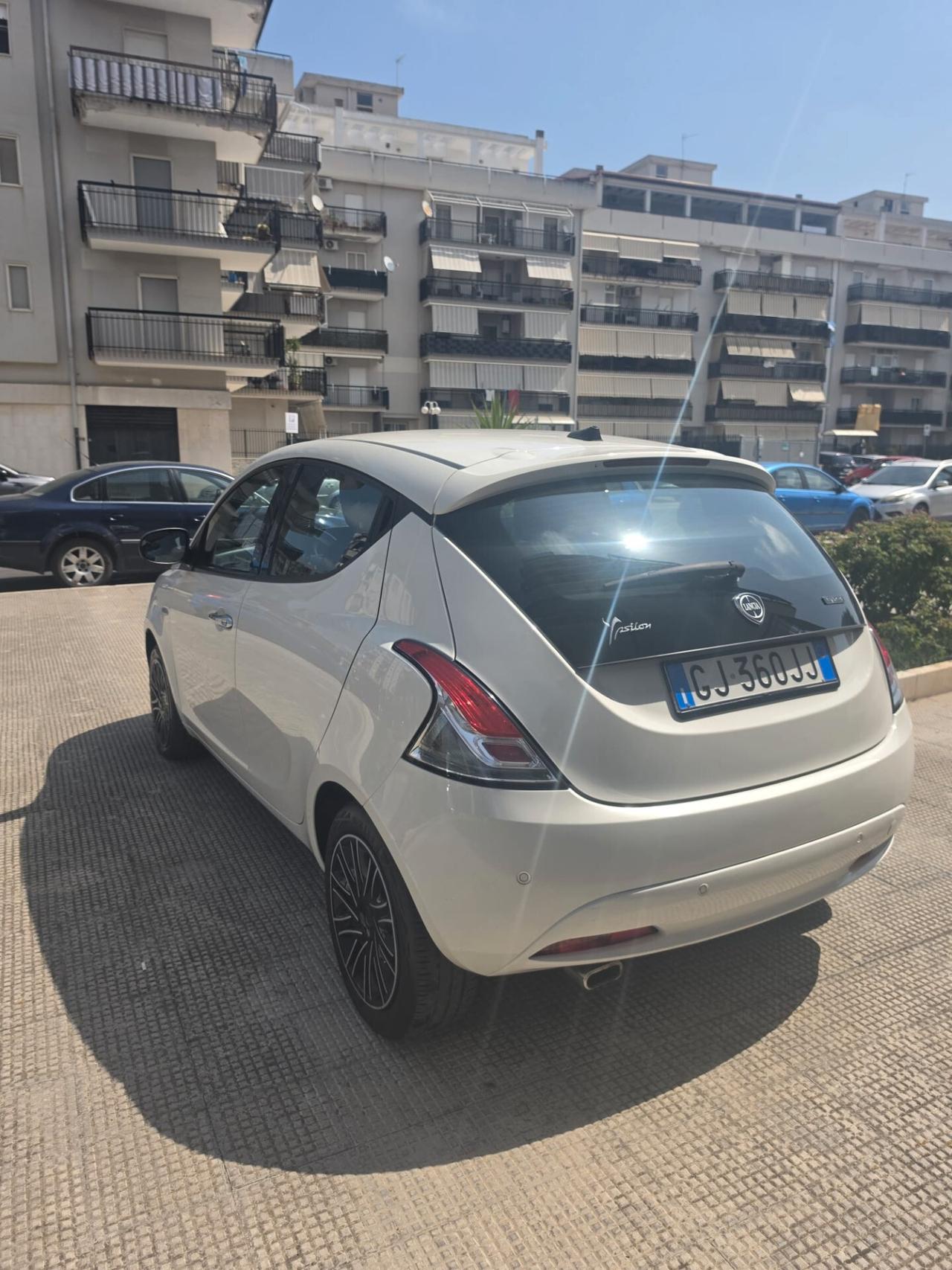 Lancia Ypsilon 1.0 FireFly 5 porte S&S Hybrid Gold