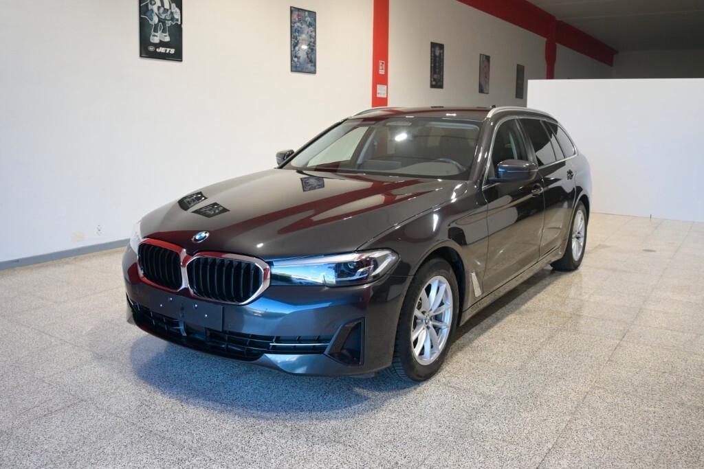 BMW 518D TOURING 136CV STEPTRONIC BUSINESS ADVANTAGE ( FARI LED ADATTIVI - BMW DIGITAL COCKPIT - ACTIVE CRUISE - PELLE - AMBIENT LIGHTS - NAVI - MIRROR - PARK ASSISTANT - TELECAMERA POST. )
