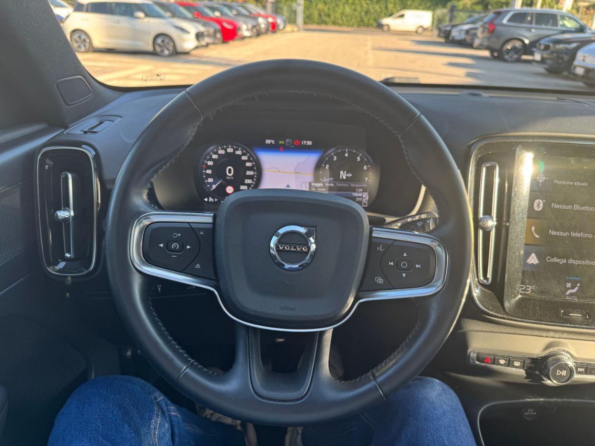 VOLVO - XC40 - T2 Momentum Pro