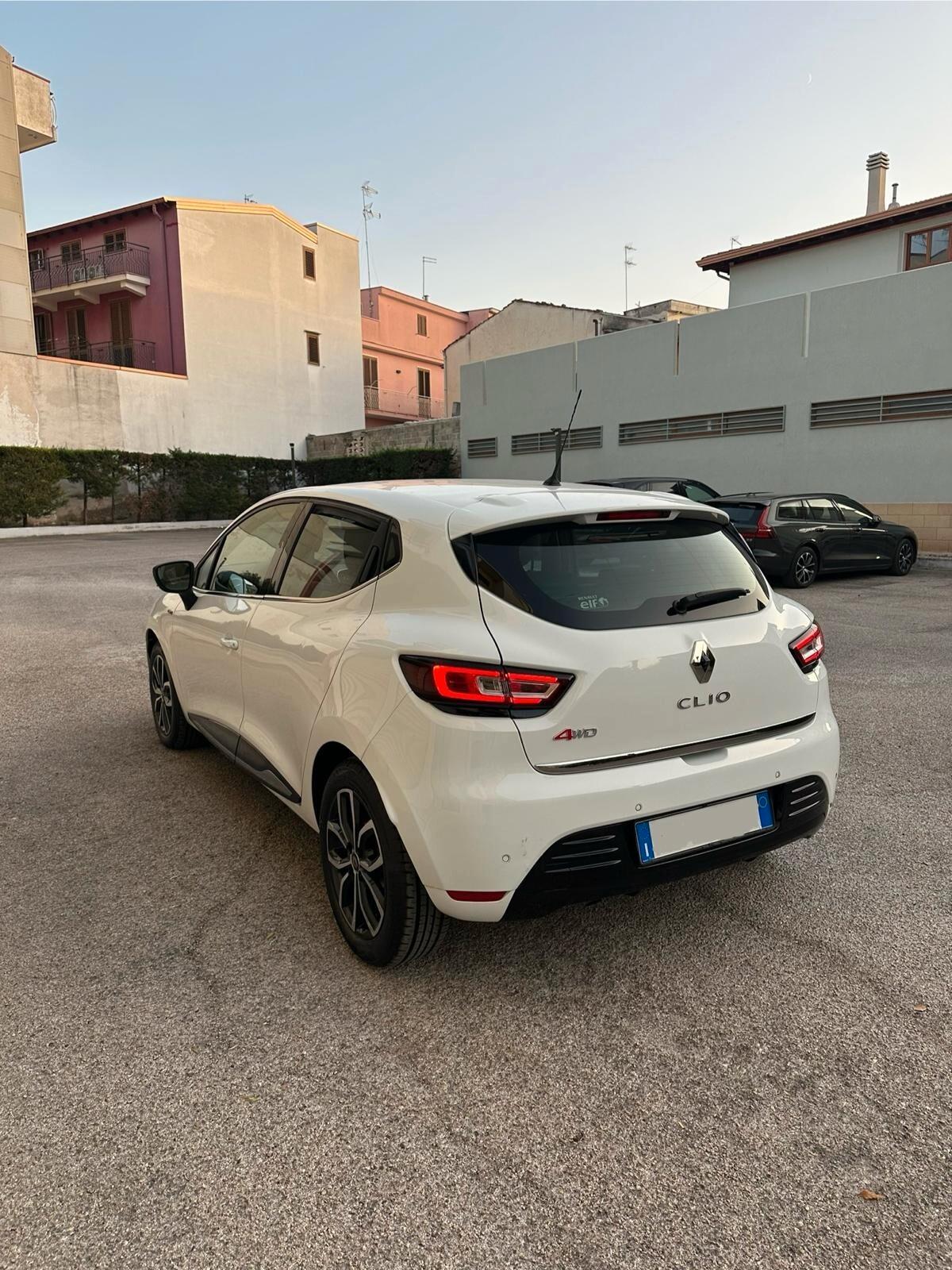 Renault Clio TCe 12V 75 CV 5 porte Moschino Zen