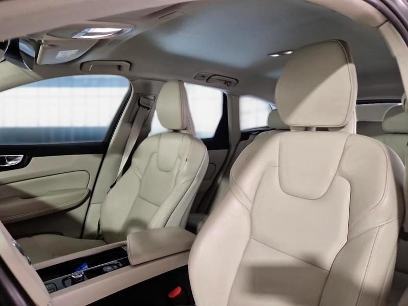 VOLVO XC60 B4 D automatico Momentum Pro