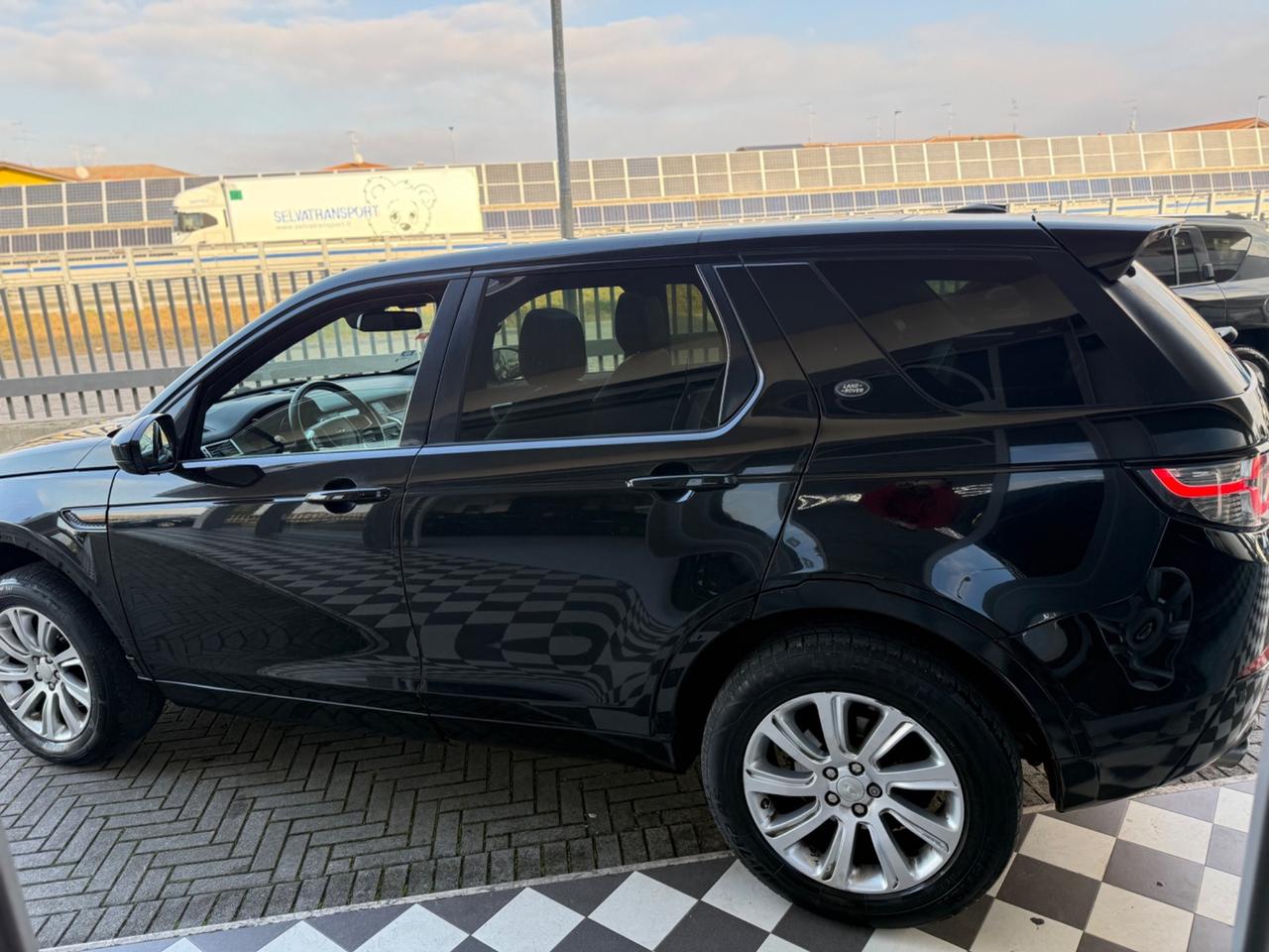 7 POSTI Land Rover Discovery Sport 2.2 TD4 HSE Luxury