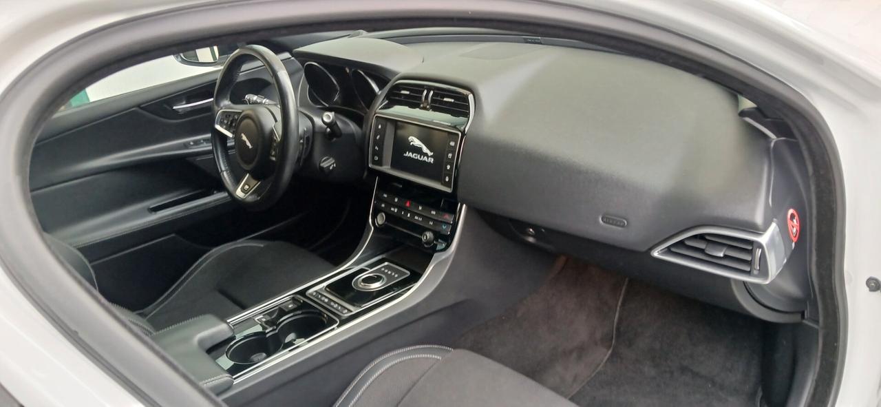 Jaguar XE 2.0 D 180 cv automatica look sportivo