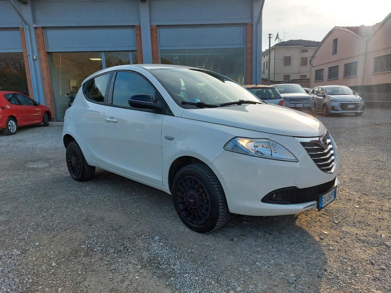 Lancia Ypsilon 0.9 TwinAir 85 CV 5 porte Metano Ecochic Elefantino