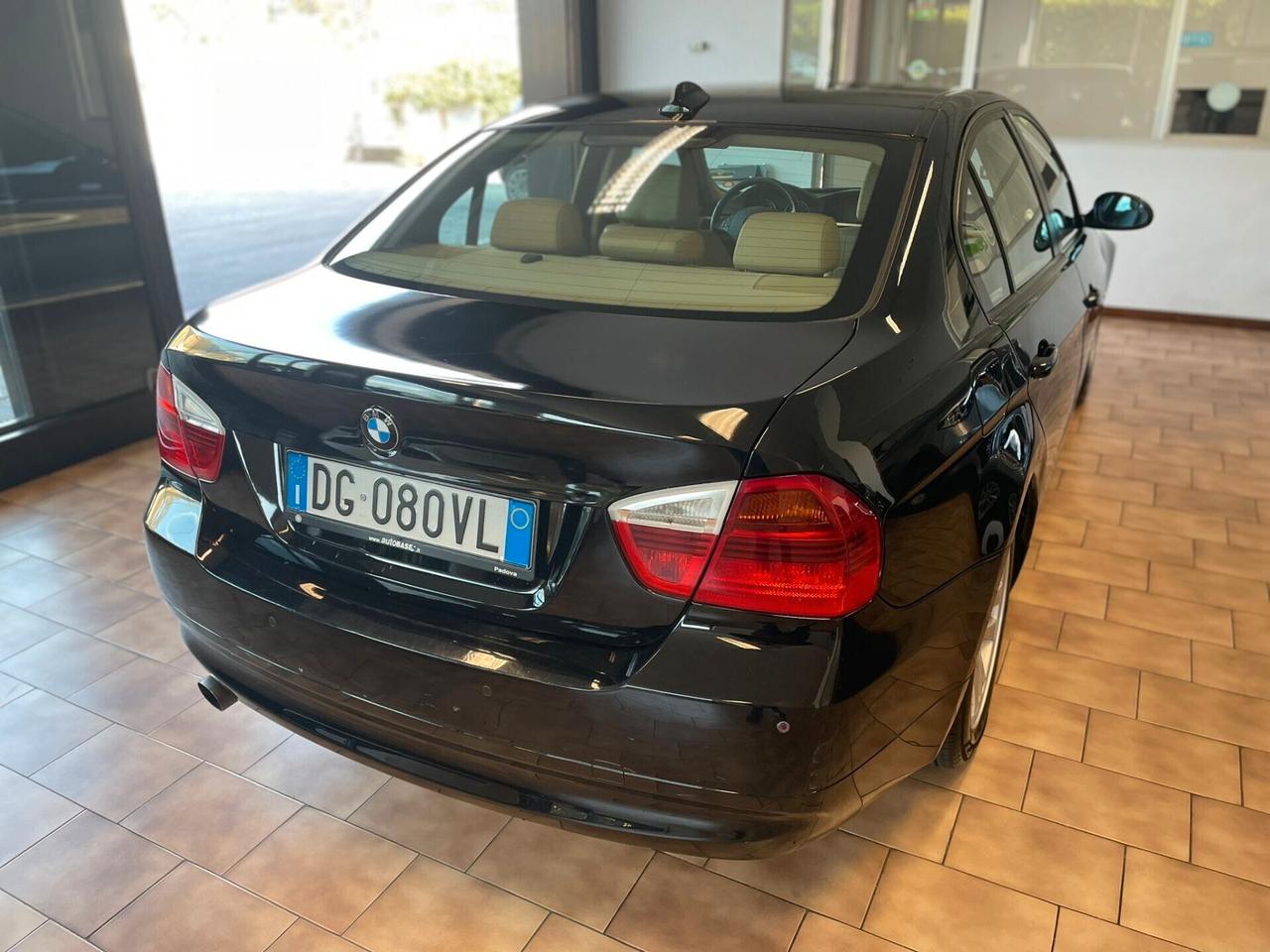 BMW 320 i *NAVI* PELLE*