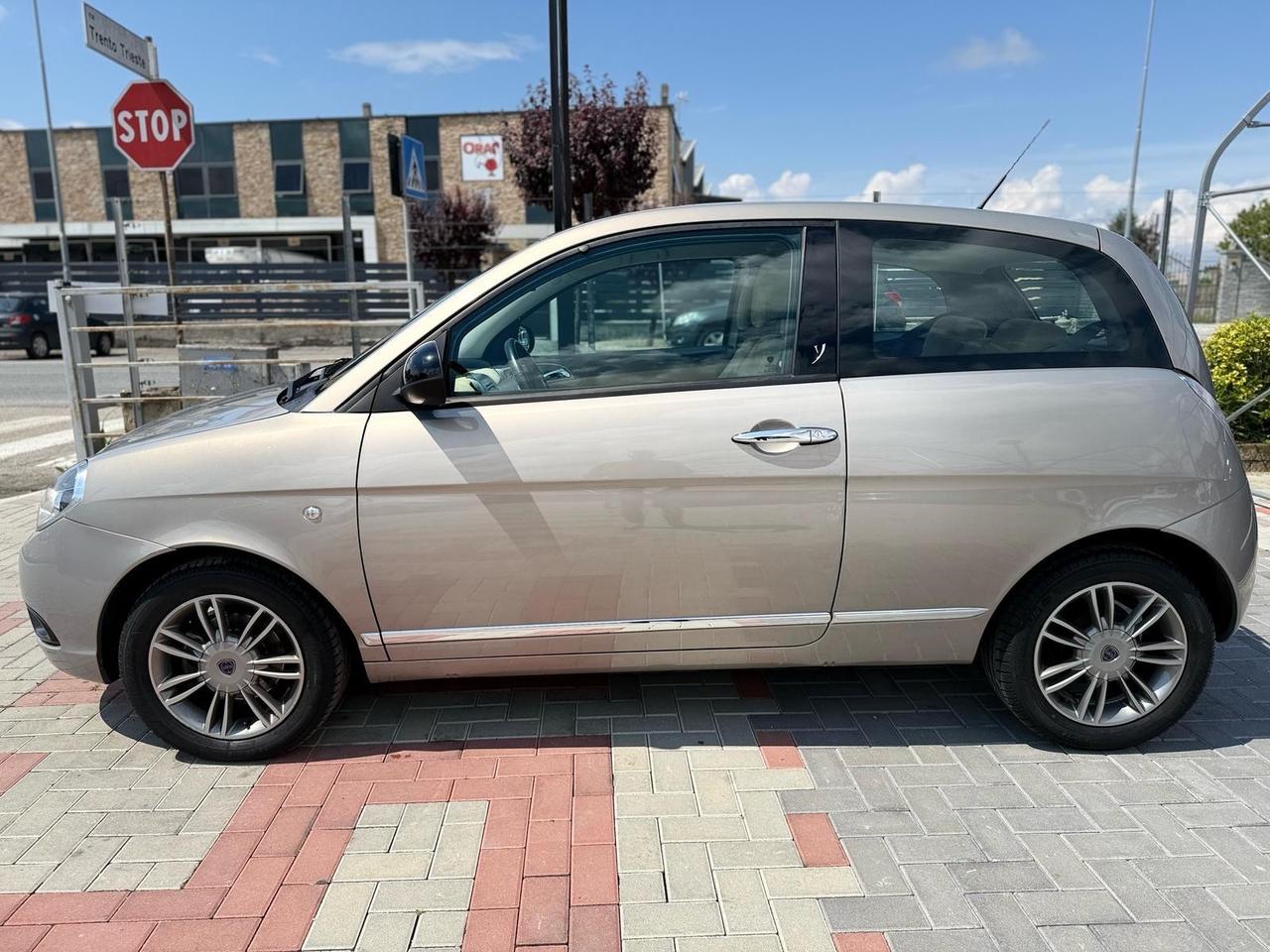 Lancia Ypsilon 1.2 69CV Platino OK NEOPATENTATI