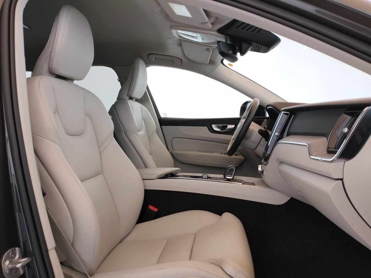VOLVO XC60 2.0 b4 Plus Dark awd auto