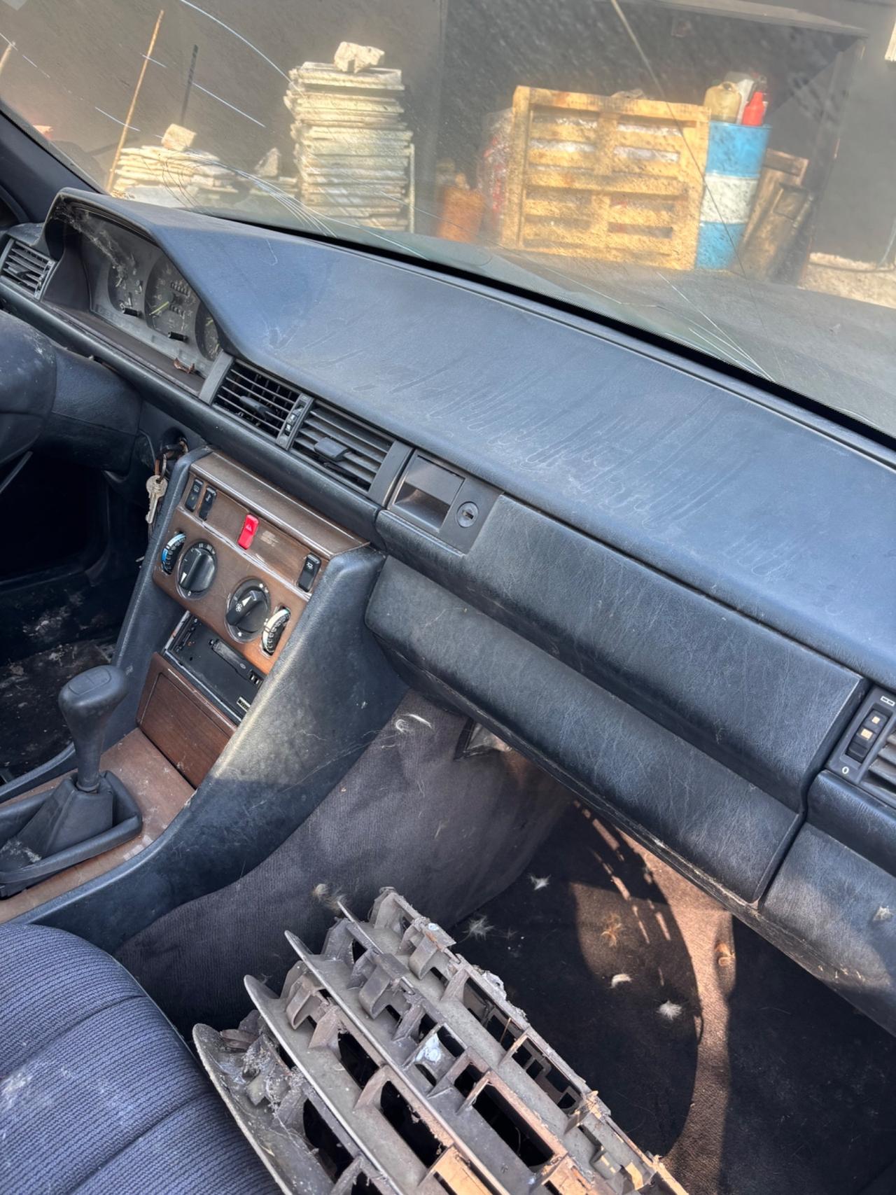 Mercedes-benz 300 200 E 2 esemplari per ricambi o restauri