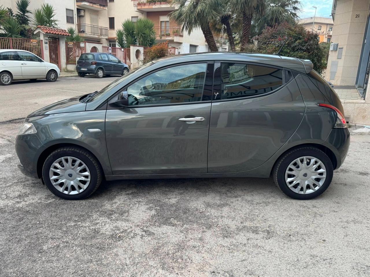 LANCIA YPSILON 1.2 69 CV. BENZINA NAVIGATORE PERFETTA