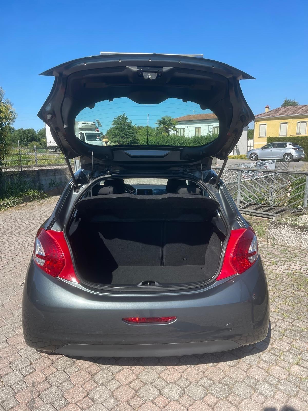 Peugeot 208 1.4 HDi 68 CV 5 porte Allure