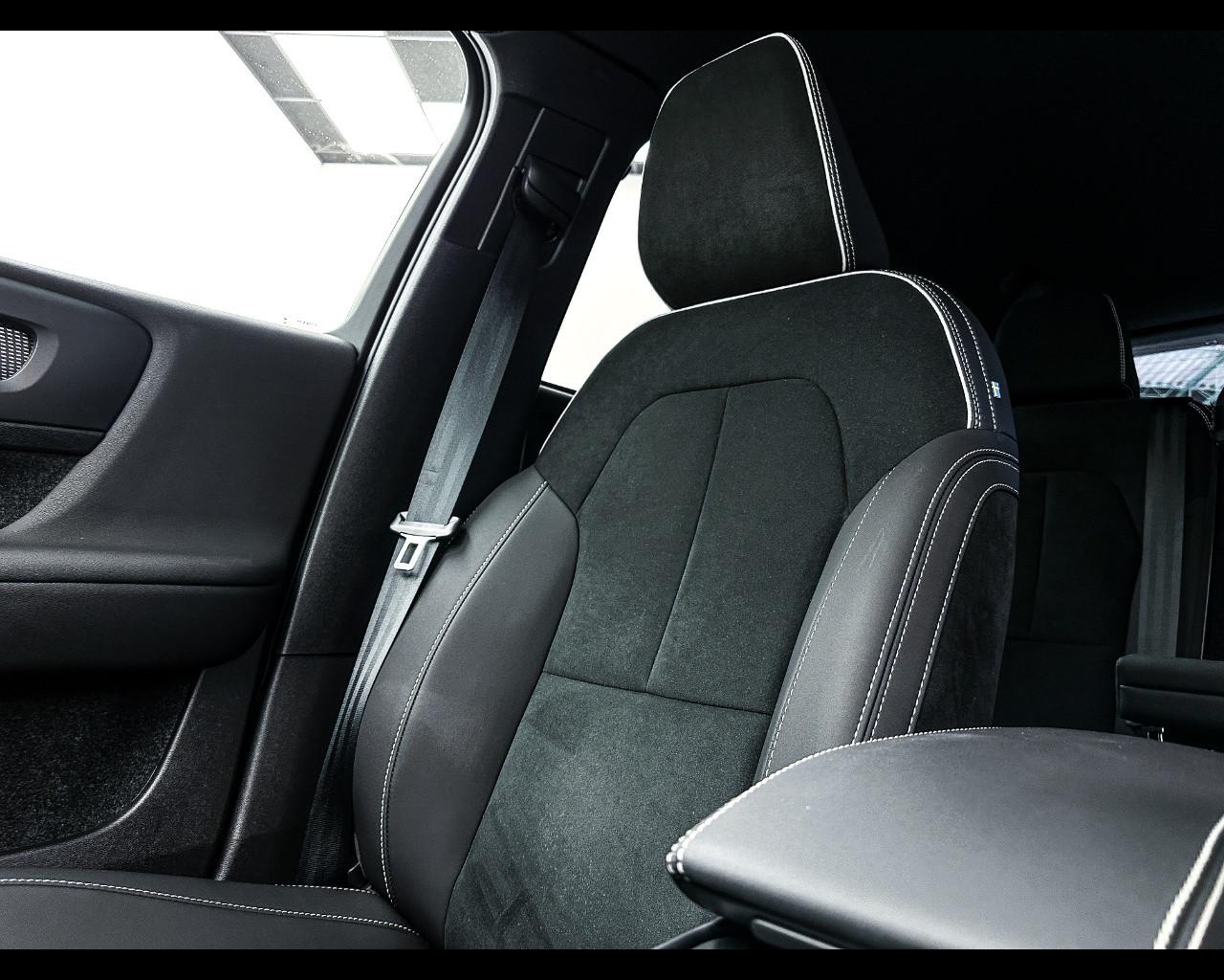 VOLVO XC40 Plus Dark B4 AUT