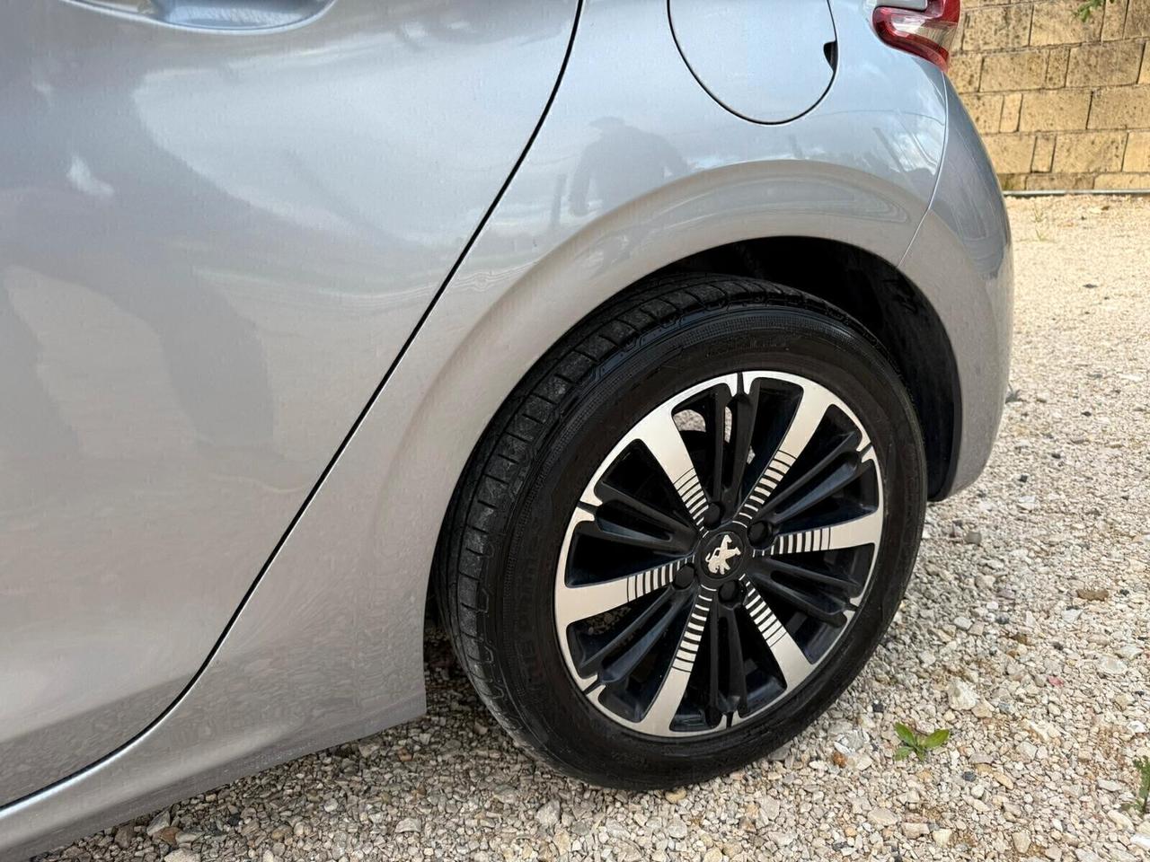 Peugeot 208 PureTech 82 Stop&Start 5 porte Signature